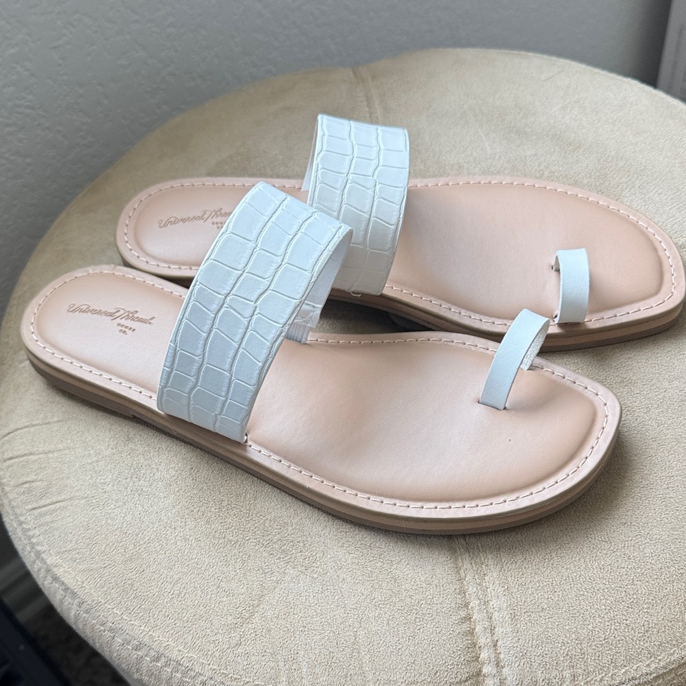 Universal Thread White Croc-Texture Toe-Ring Slide Sandals with Nude Footbed